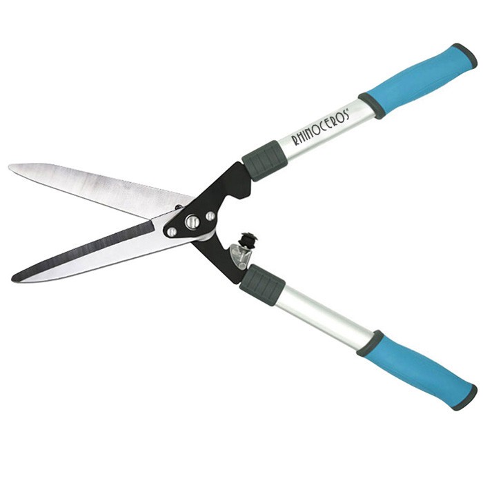 Utilizarea uneltelor de grădină - foarfece pentru ramuri înalte și ferăstrău ...