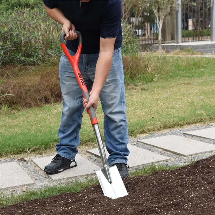 Inoxidabil vs Carbon: Alegerea uneltelor de grădină